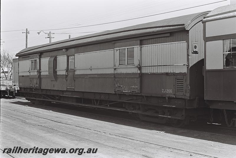 P09108
ZJ class 266 passenger brakevan on the 