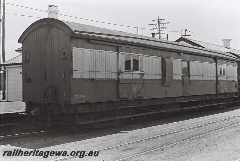 P09109
ZJ class 266 passenger brakevan on the 