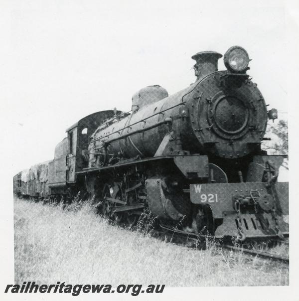 P09328
W class 921, side and front view on goods train
