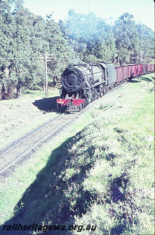 P09678
V class 1215 on empty coal train, Brunswick Junction to Collie. BN line.
