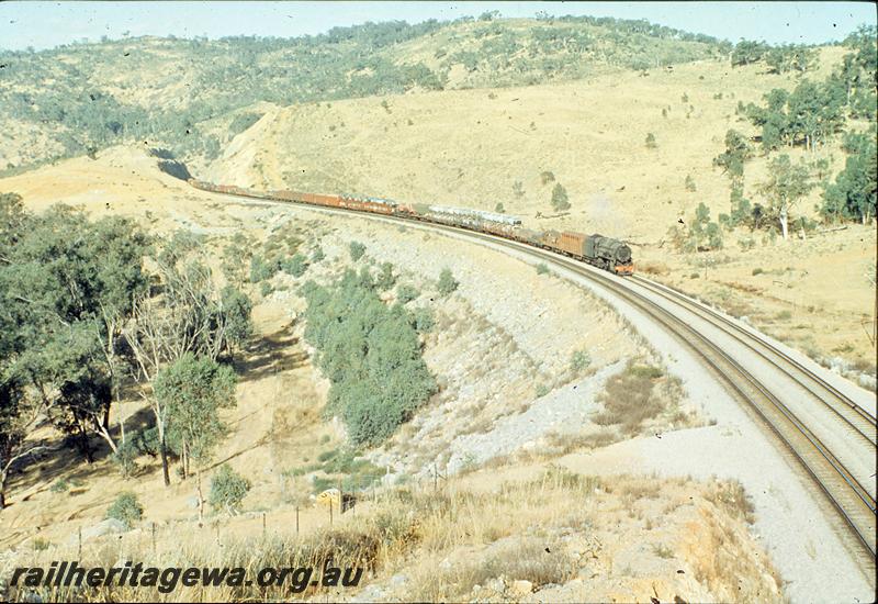 P09980
V class 1207, up goods, cattle wagon, motor car body wagons, approaching No 1 Cut, Avon Valley line.
