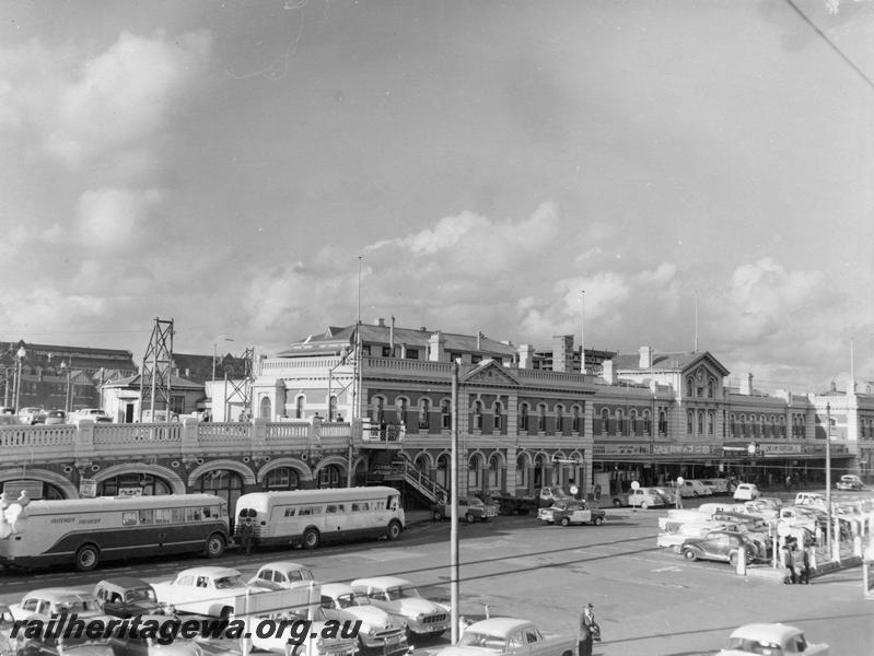 P10011
Railway Road Service buses, Perth Station forecourt looking east.

