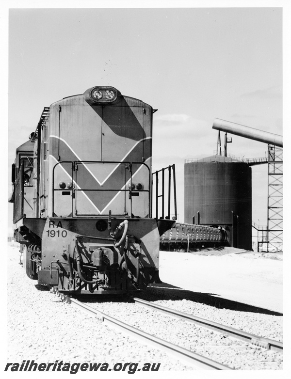 P10547
RA class 1910 diesel locomotive with a mineral sands train being loaded at Eneabba. Front view of locomotive. DE line
