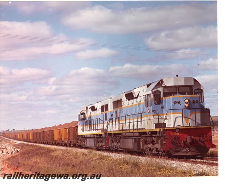 P10622
L class 259 standard gauge diesel locomotive, with a sibling unit, hauling a loaded iron ore train enroute to Kwinana.
