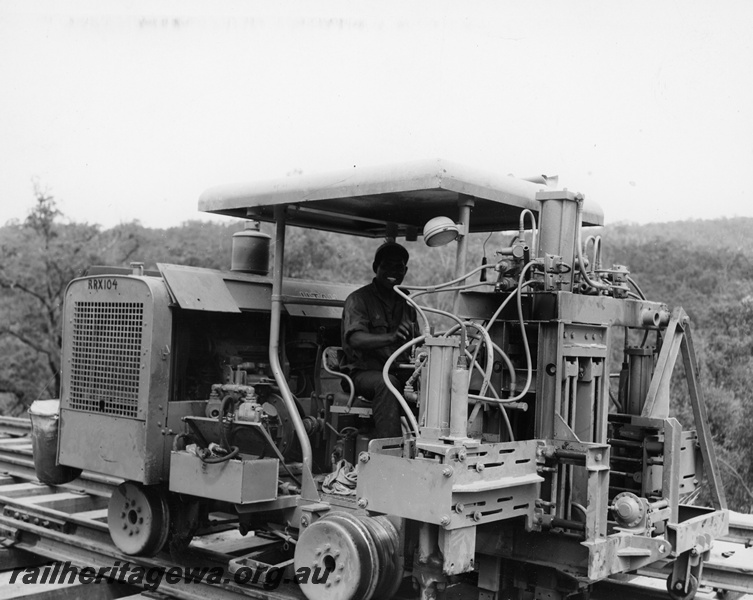 P10678
Utah RRX104 mobile track machine, operator, side and end view
