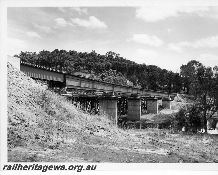 P10744
New steel and concrete bridge at Bridgetown over the Blackwood River. In the background is the former wooden rail bridge.
