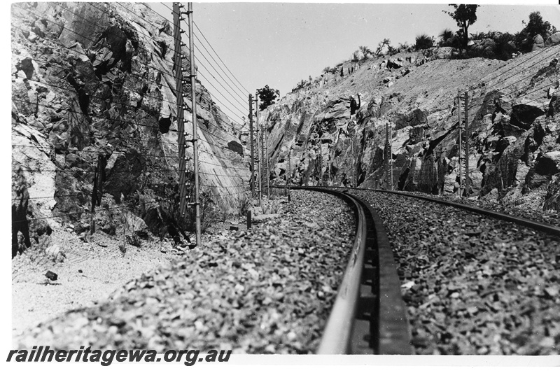 P10748
Electric wire detector fence installed in the tunnel bypass at Swan View to give detection of rock falls.
