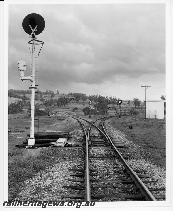 P10751
Temporary Brunswick Triangle with out of use signals, electrical relay room and power operated points.
