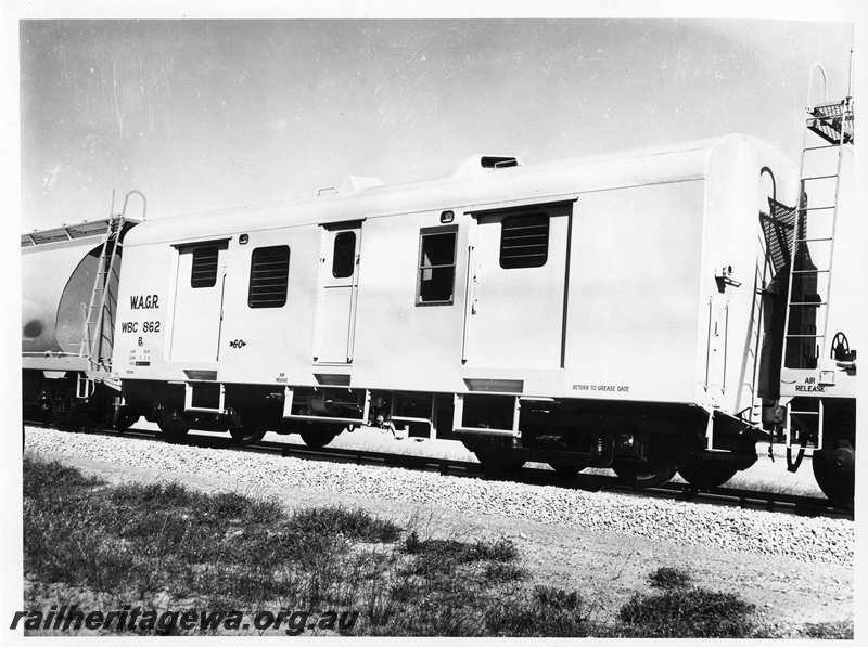 P10754
WBC class 862 standard gauge brakevan marshalled between WW class standard gauge wheat hopper wagons.
