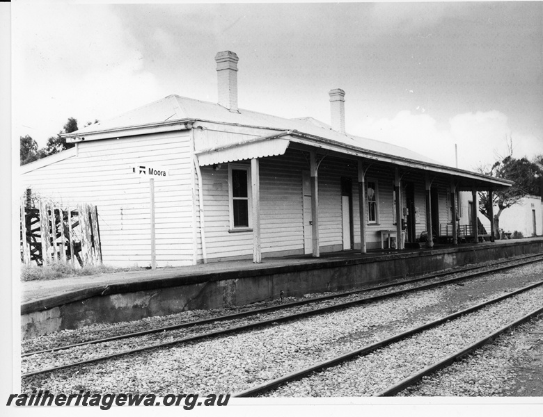 P10964
Station building, platform, luggage trolleys, Moora, MR line
