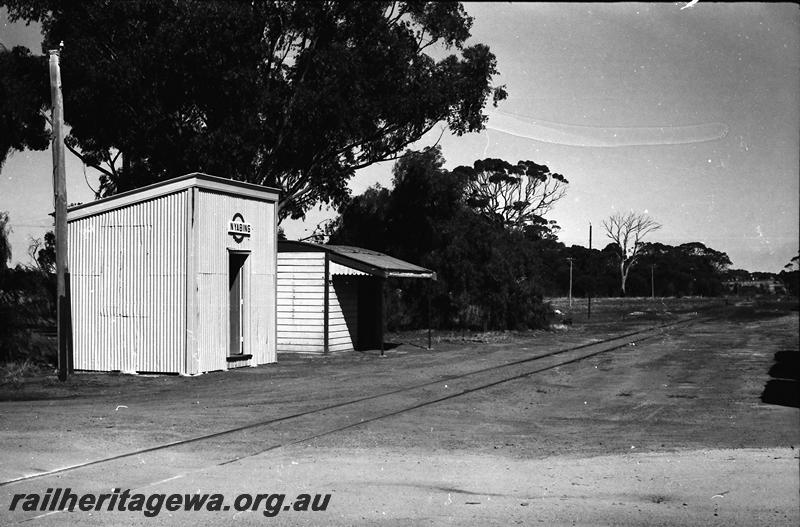 P11202
Station buildings, out of shed and portable shelter shed, Nyabing, KP line, side and trackside view.
