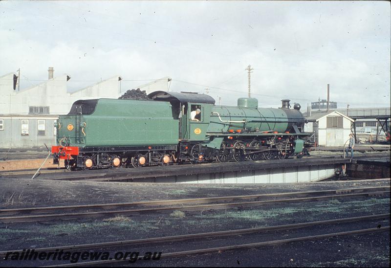P11428
W class 913, on turntable, East Perth loco shed. ER line.
