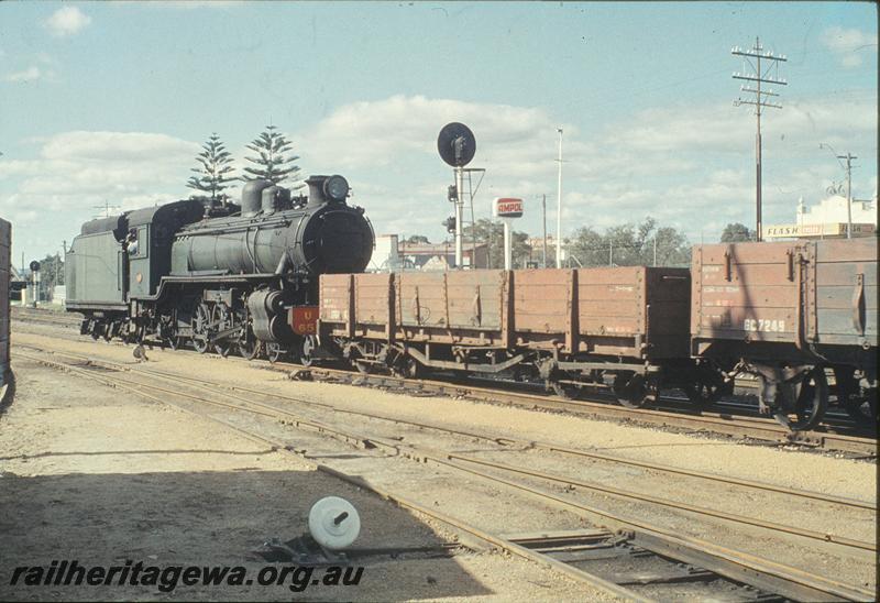 P11580
U class 655, shunting Bassendean. ER line. GC class 7249 open wagon in the consist.
