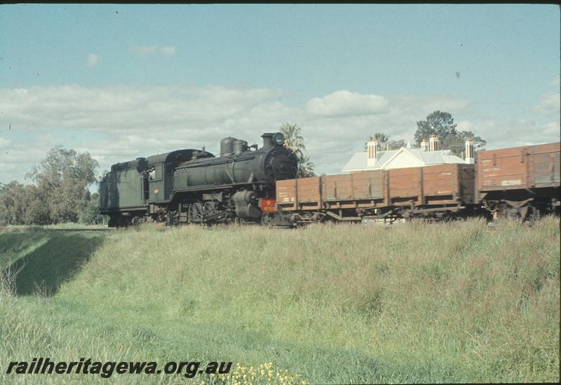 P11581
U class 655, return of Bassendean shunter, between Success Hill and Guildford. ER line.
