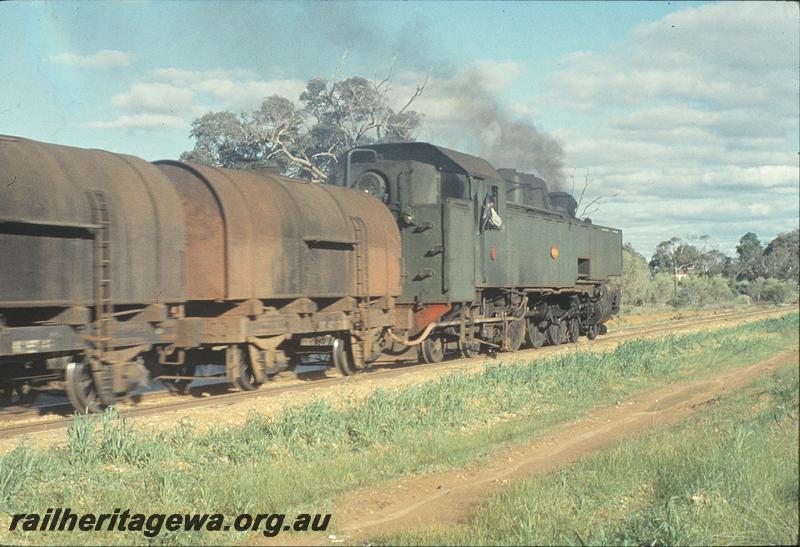 P11583
UT class 664, JA class diesel fuel tank wagons, returning to Midland from ballast train duties. MR line.

