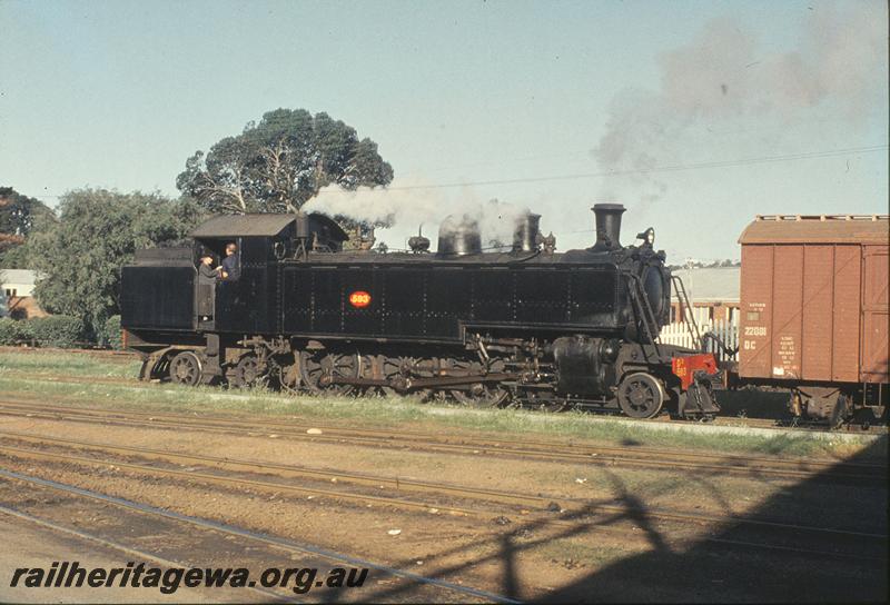 P11598
DD class 593, shunting, end of DC class 22081 showing the 
