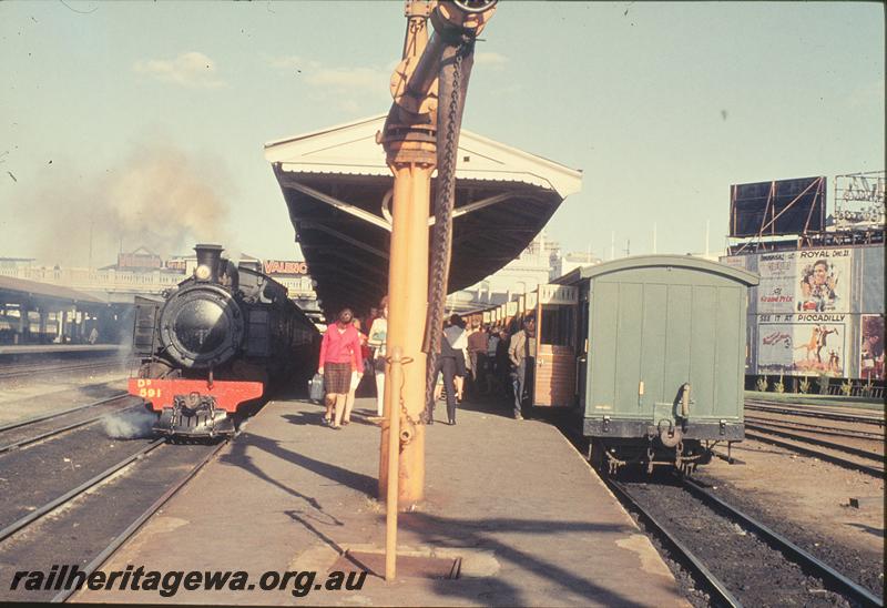 P11714
DD class 591, show special waiting departure, train arrived in Fremantle Dock, water column, Perth station. ER line.
