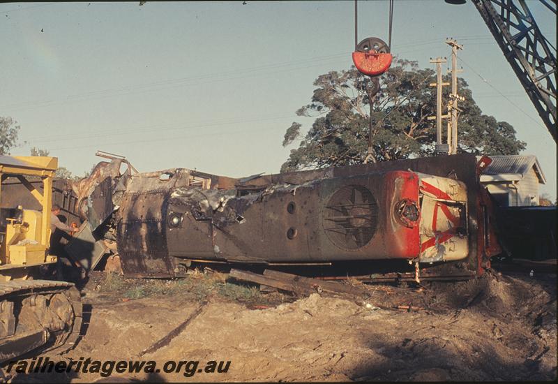 P11989
Y class 1105, being lifted, Mundijong Junction accident. SWR line.
