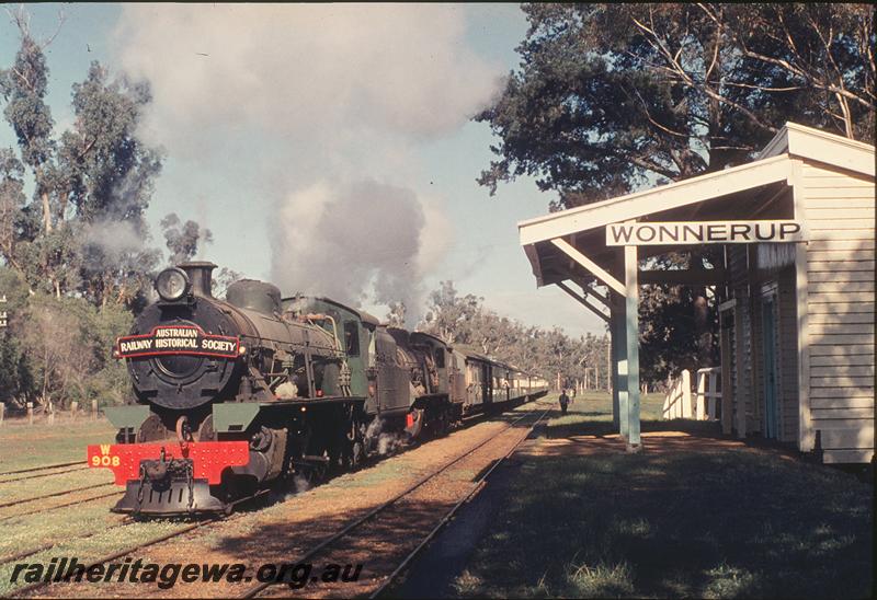 P12211
W class 908, W class 927, station building, platform, nameboard, Reso train arriving Wonnerup. BB line.

