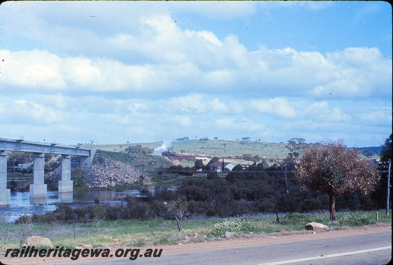 P12253
F class 413, V class 1216, 24 goods, approaching West Northam bridge. ER line.
