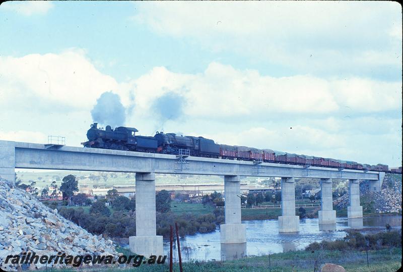 P12255
F class 413, V class 1216, 24 goods, on West Northam bridge. ER line.
