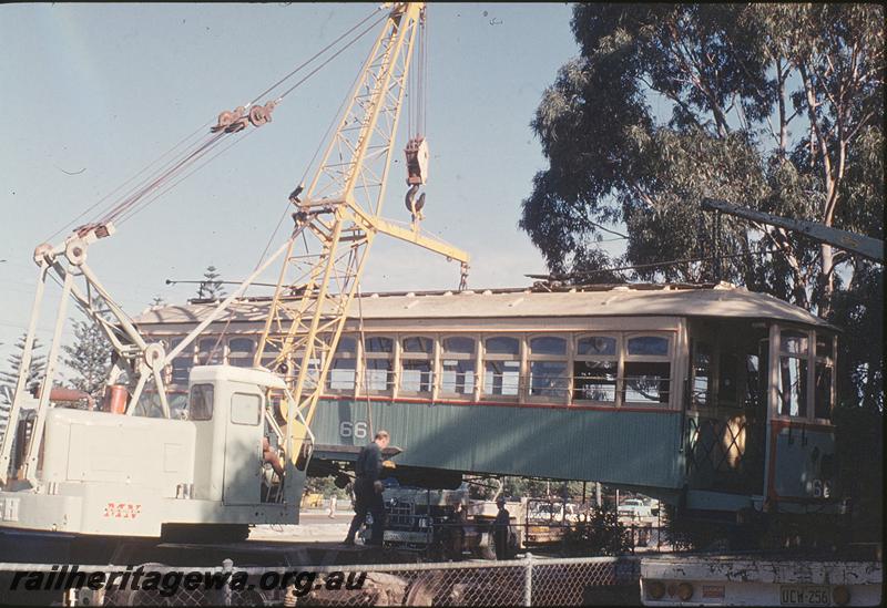 P12371
Tram 66, swinging round to road trailer, South Perth Zoo

