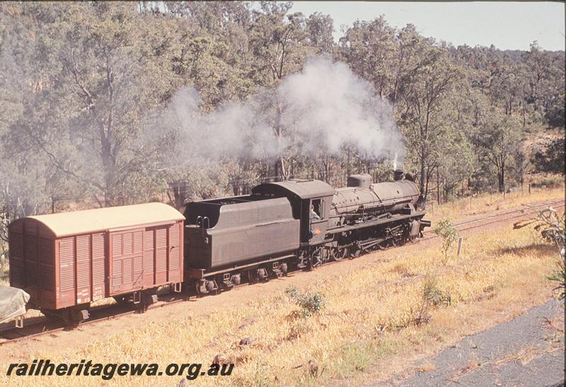 P12382
W class 922, 193 goods, FD class van without bracing and a clean yellow roof behind the loco, on grades beyond Isandra, after splitting train. PN line.
