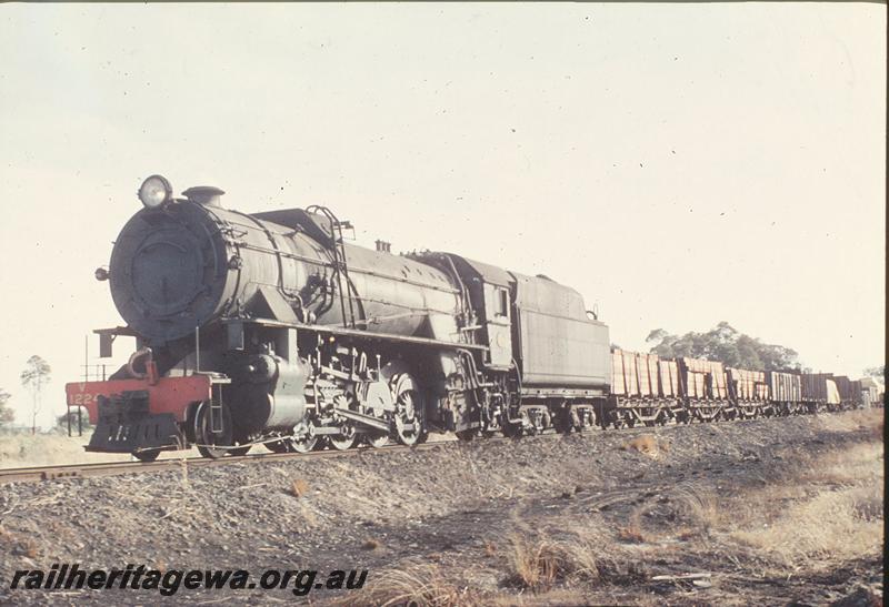 P12404
V class 1224, goods, south of Wagerup. SWR line.
