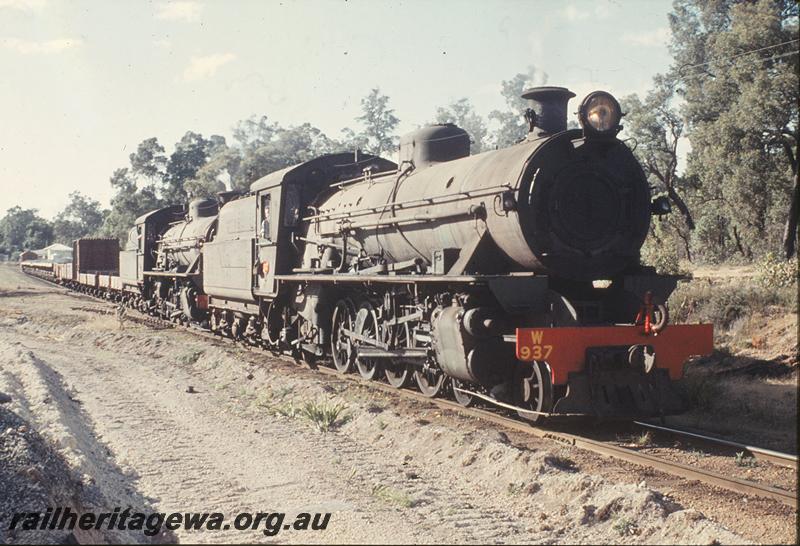 P12424
W class 937, W class 917, station buildings, departing Greenbushes, PP line. Additional wagons including stock wagon for brake power.
