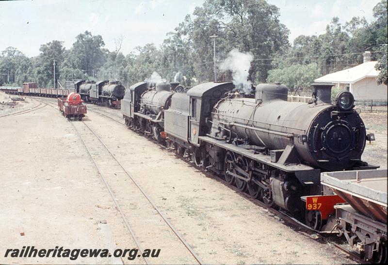 P12432
W class 922, W class 924, on 2nd ballast train, cross W class 917, W class 937 on 1st ballast train, H class 3111 wagon with fire fighting gear in siding, Greenbushes, PP line.
