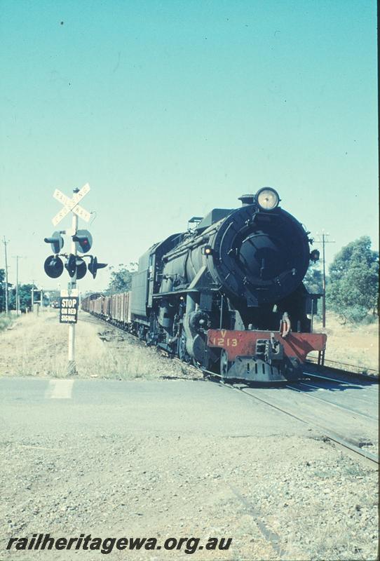 P12440
V class 1213, on 35 goods, level crossing signals, branch to Tredale to right, departing Armadale, SWR line.
