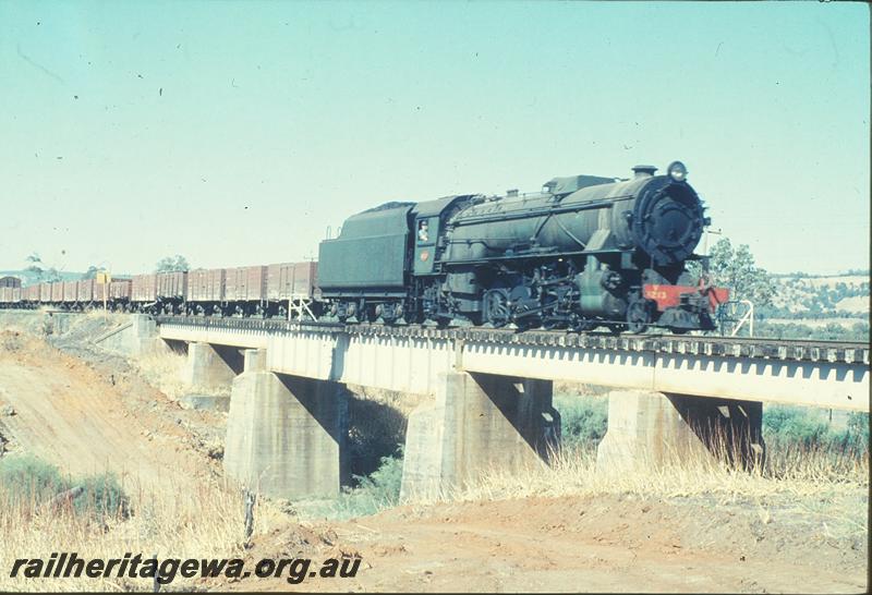 P12443
V class 1213, on 35 goods, bridge, speed limit board, Serpentine River bridge, SWR line.
