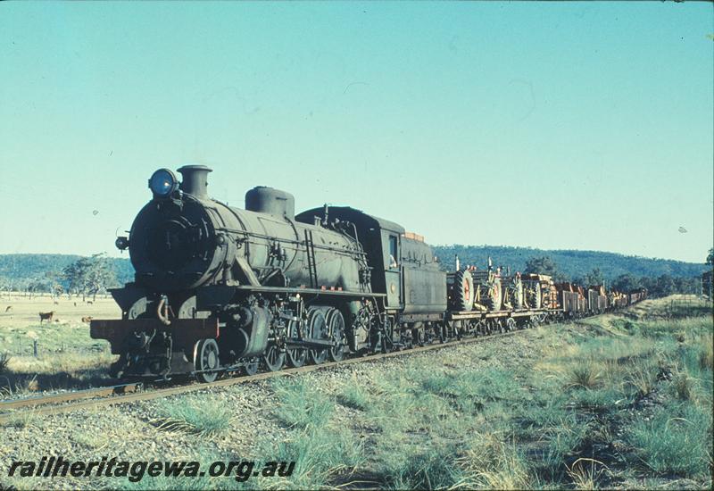 P12445
W class 942, up goods, north of North Dandalup, SWR line. Agricultural machinery on leading wagons.
