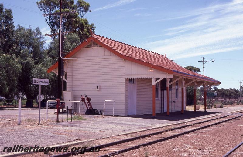 P12508
Station building, Dalwallinu, end view south side, EM line
