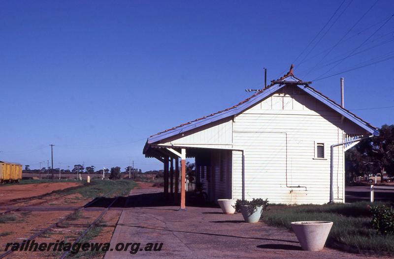 P12512
Station building, Dalwallinu, end view north side, EM line

