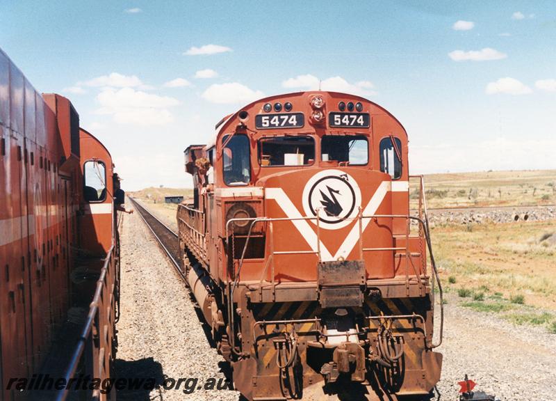 P12551
Port Hedland - Newman railway, BHP line, Shaw Siding with Quarry 8 spur off to the right, Alco M636 class 5474 pauses with a ballast train as the drivers talk
