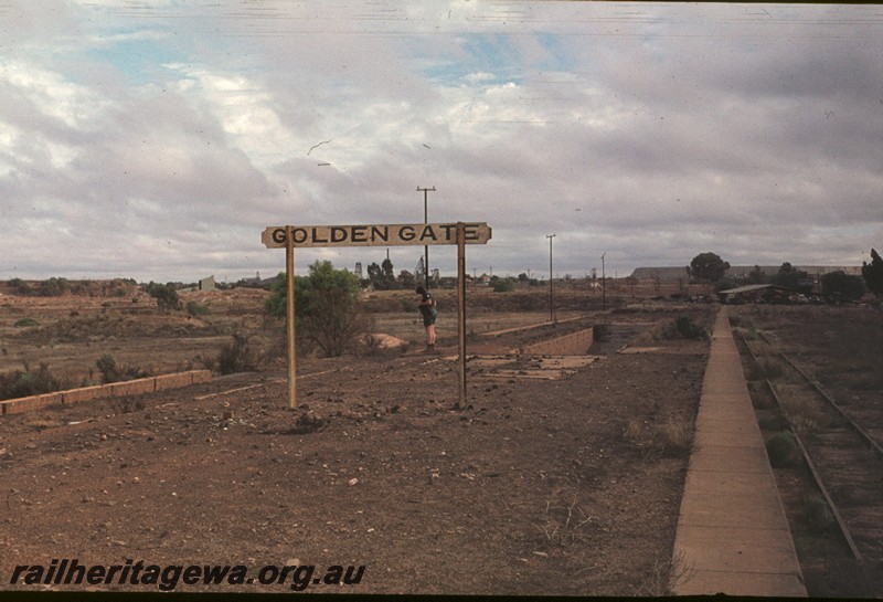 P13128
Station nameboard, platform, Golden Gate, B line, view along the platform
