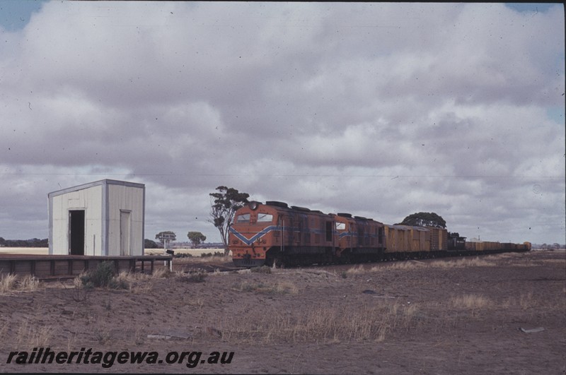 P13185
XB class 1008 double heading with XB class 1004 