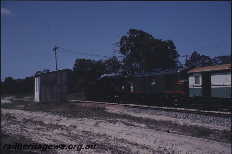 P13204
DD class 592 coupled to XA class 1405 