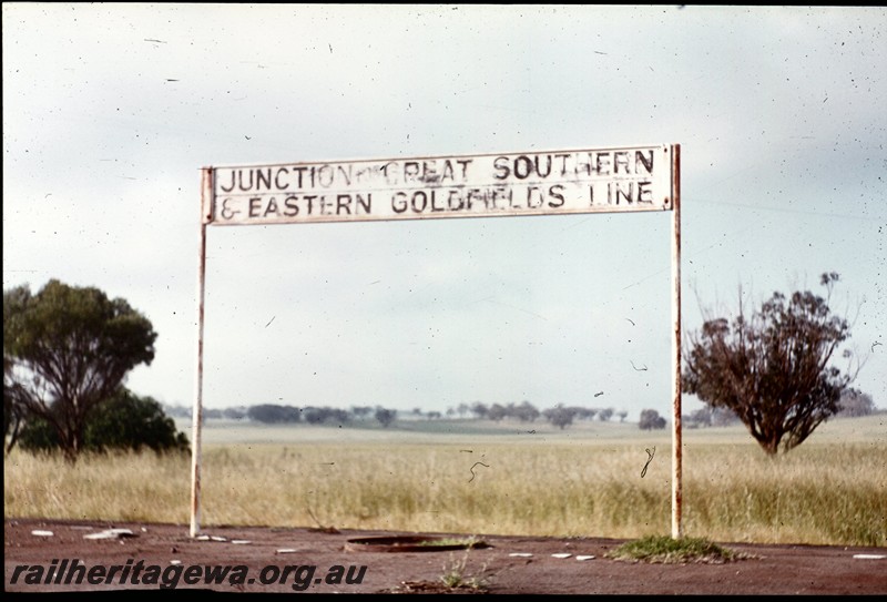 P13425
Platform sign, 