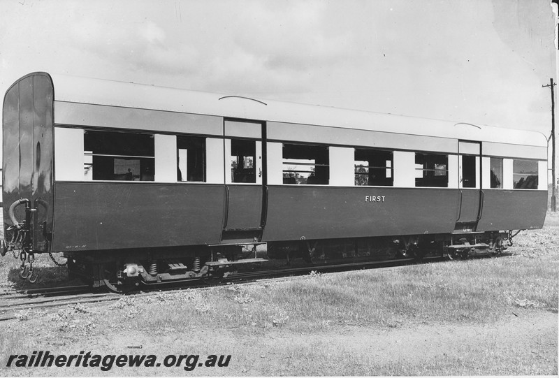 P13562
AJ class  first class suburban carriage, as new condition in original liveryend and side view, same as P07777
