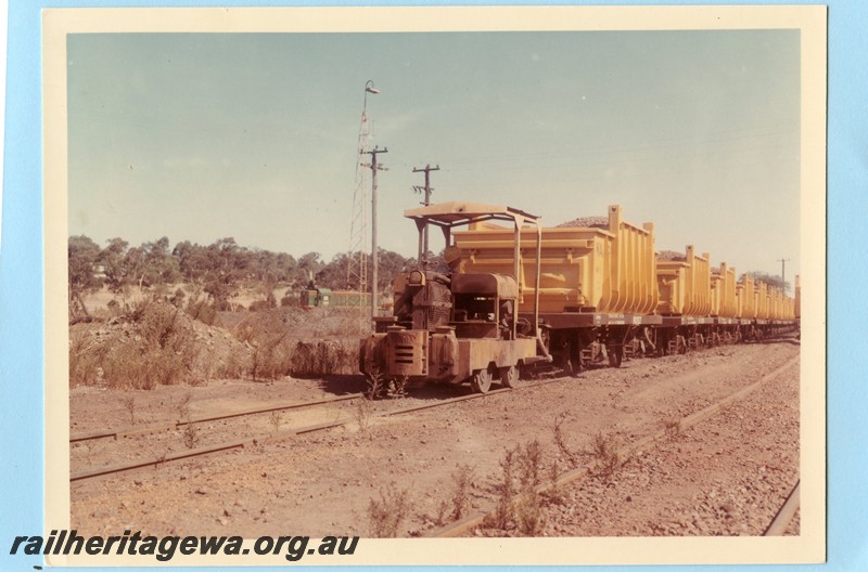 P13576
Simplex 5-ton 4wDM shunting locomotive, NW Class wagons with loaded iron ore containers, Wundowie Iron Works, A Class 1504 in the background
