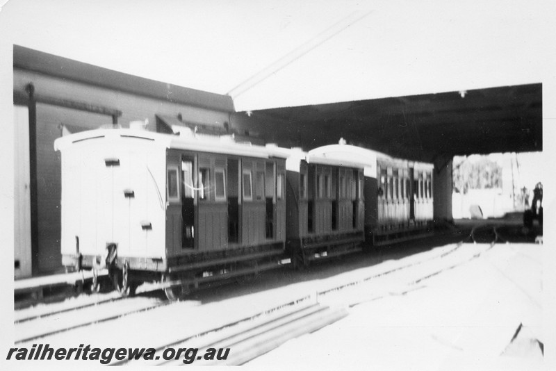 P13597
AI class four wheel carriages, Carnarvon station, end and side view
