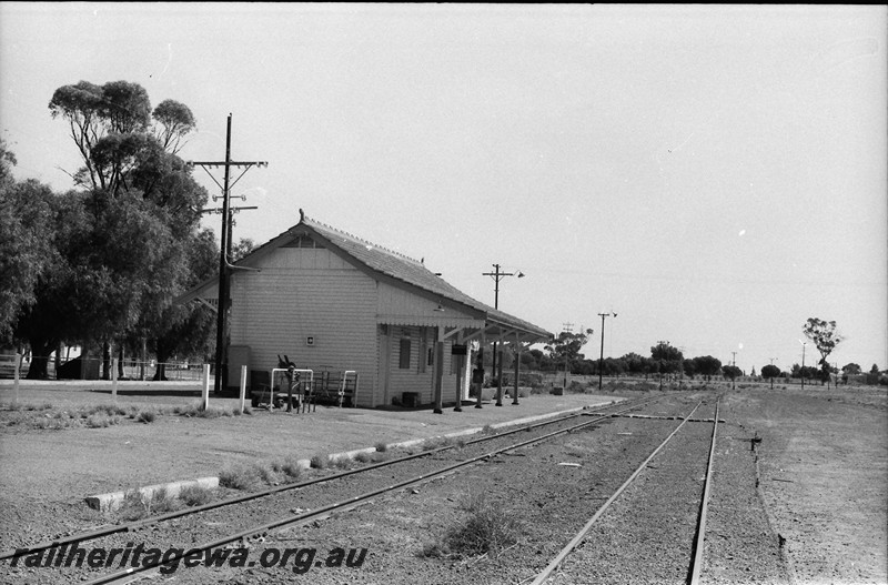 P13990
Station building, lever frame, Dalwallinu, EM line end and trackside view
