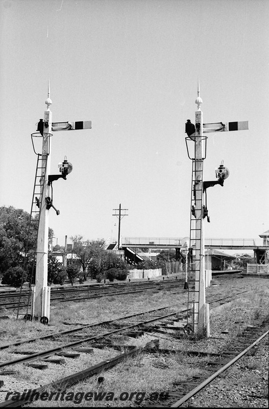 P14045
Signals with shunting dollies, footbridge, Subiaco, ER line.
