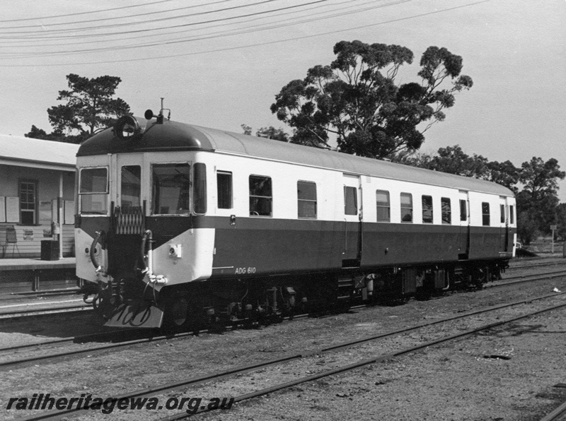 P14659
ADG class 610 in pristine condition, front and side view
