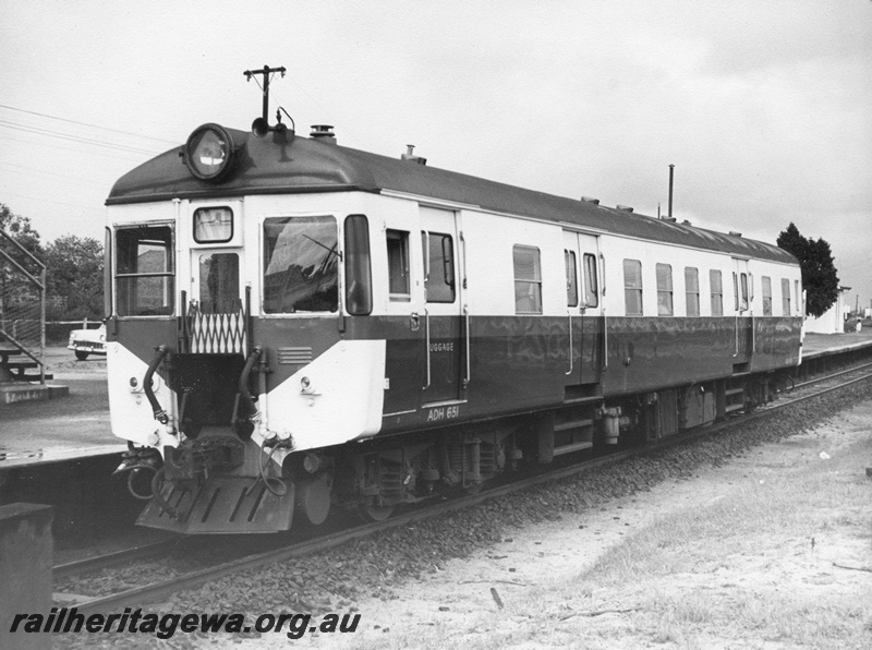 P14660
ADH class 651 in suburban configuration, front and side view.
