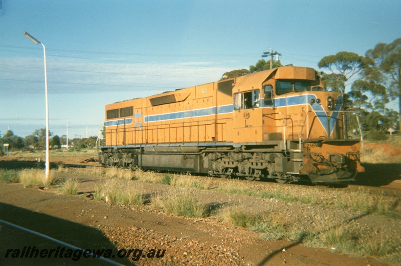 P15252
L class 256, Kalgoorlie, side and front view
