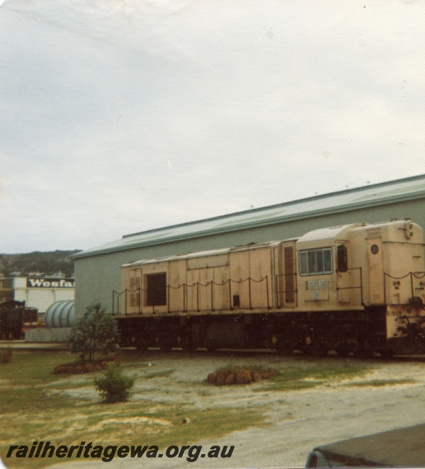 P15296
R class 1905, in pink undercoat paint, Albany, GSR line, side and front view
