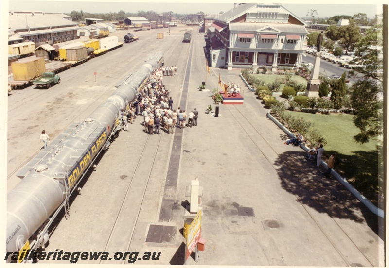 P15976
Three JGE class tanker wagons, 